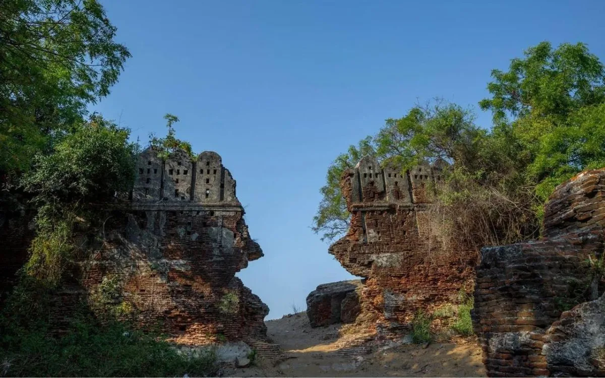Sea-facing ruins of Alamparai Fort on the ECR coast
